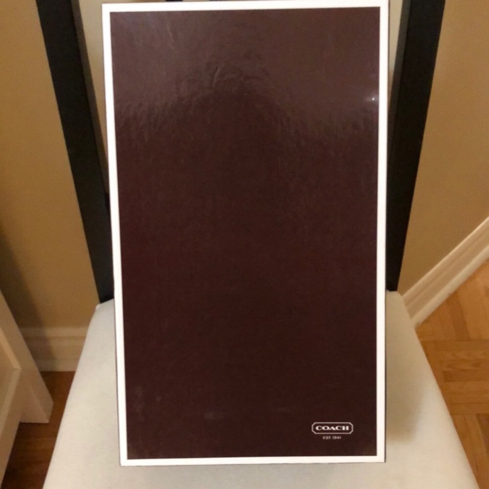 📦 Coach shoe box